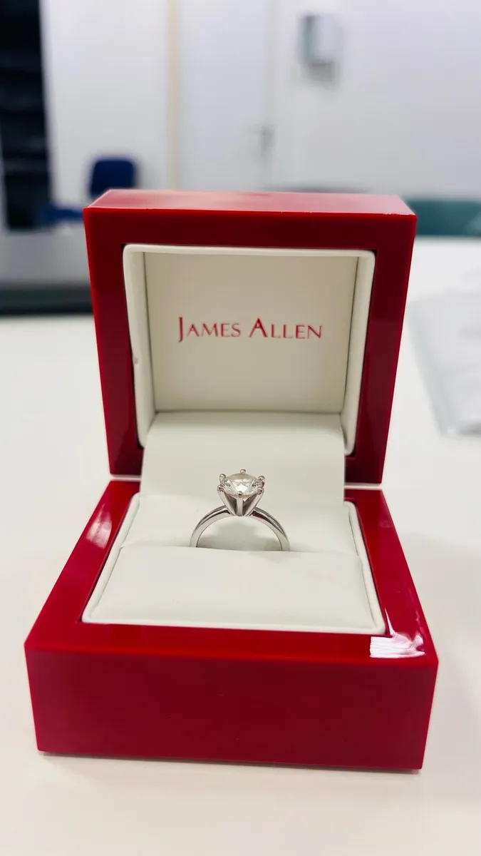 Engagement ring - Image 1