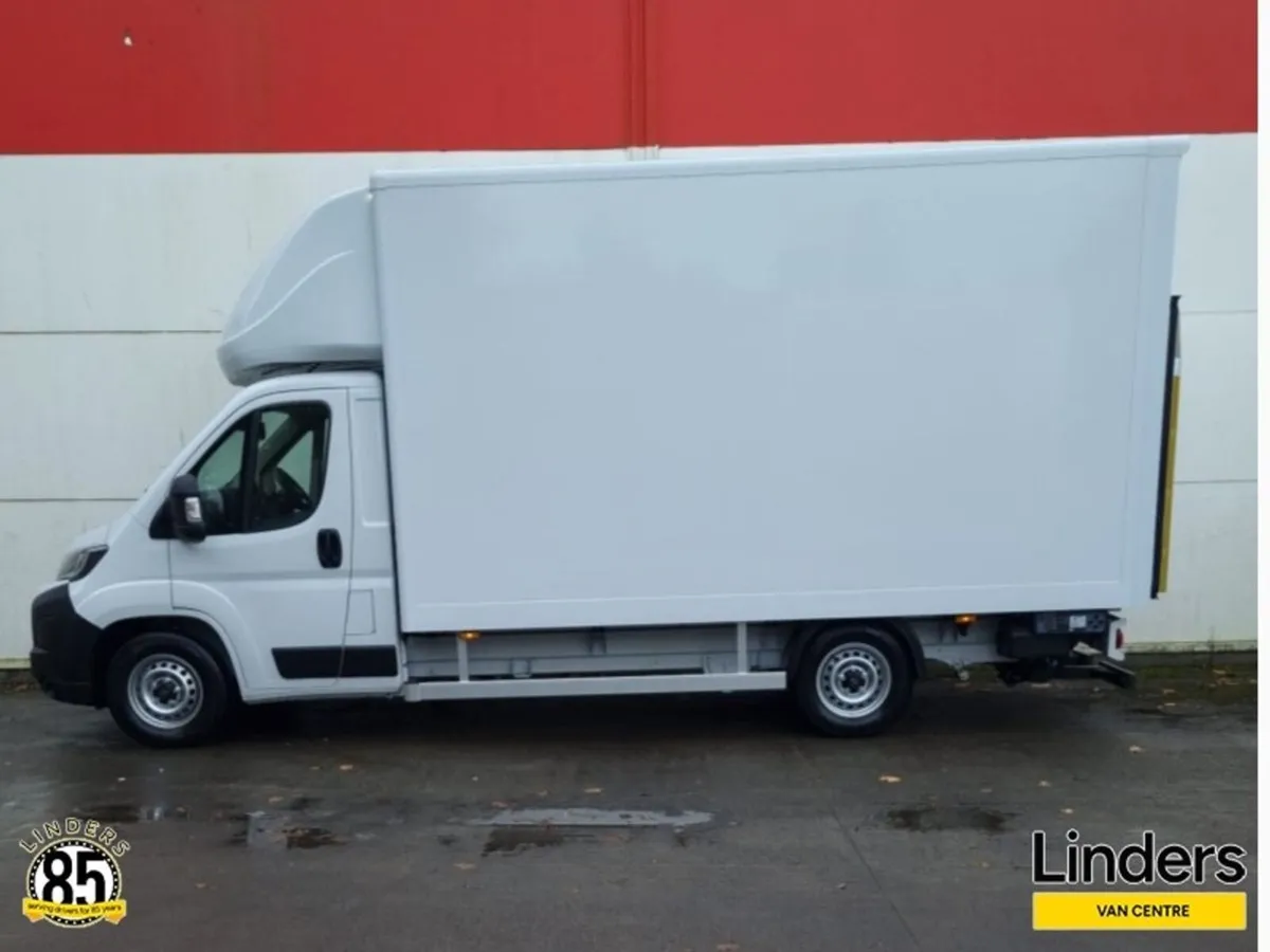 Opel Movano BOX BODY WITH TAILLIFT - Image 3