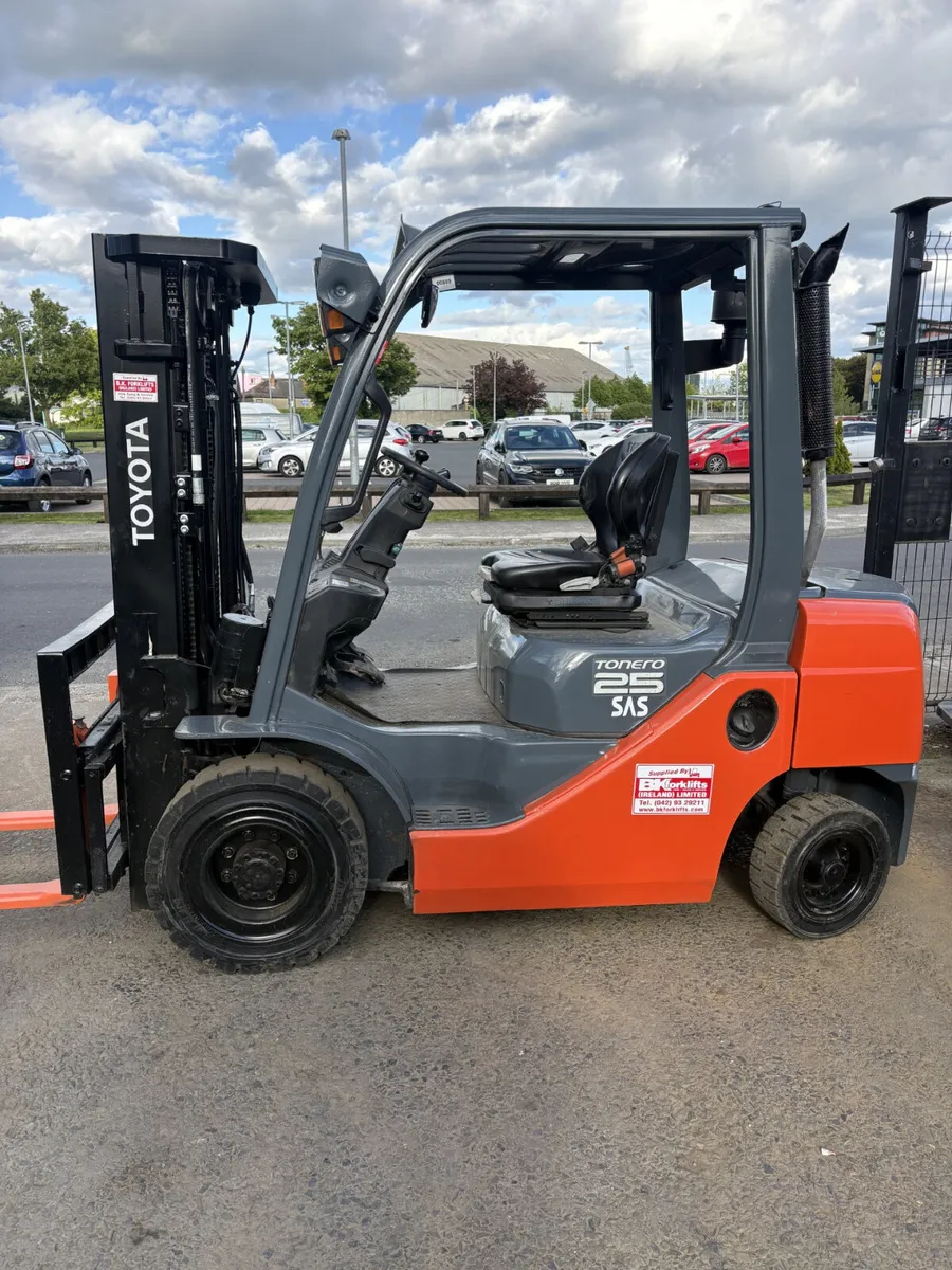 Toyota 2.5 Ton Forklift - Image 1