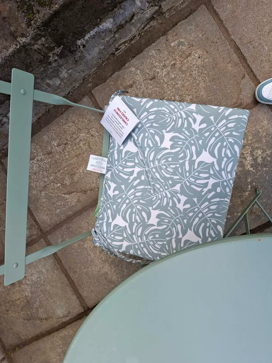 Bordeaux 4 Seater Outdoor Dining Set - Image 4