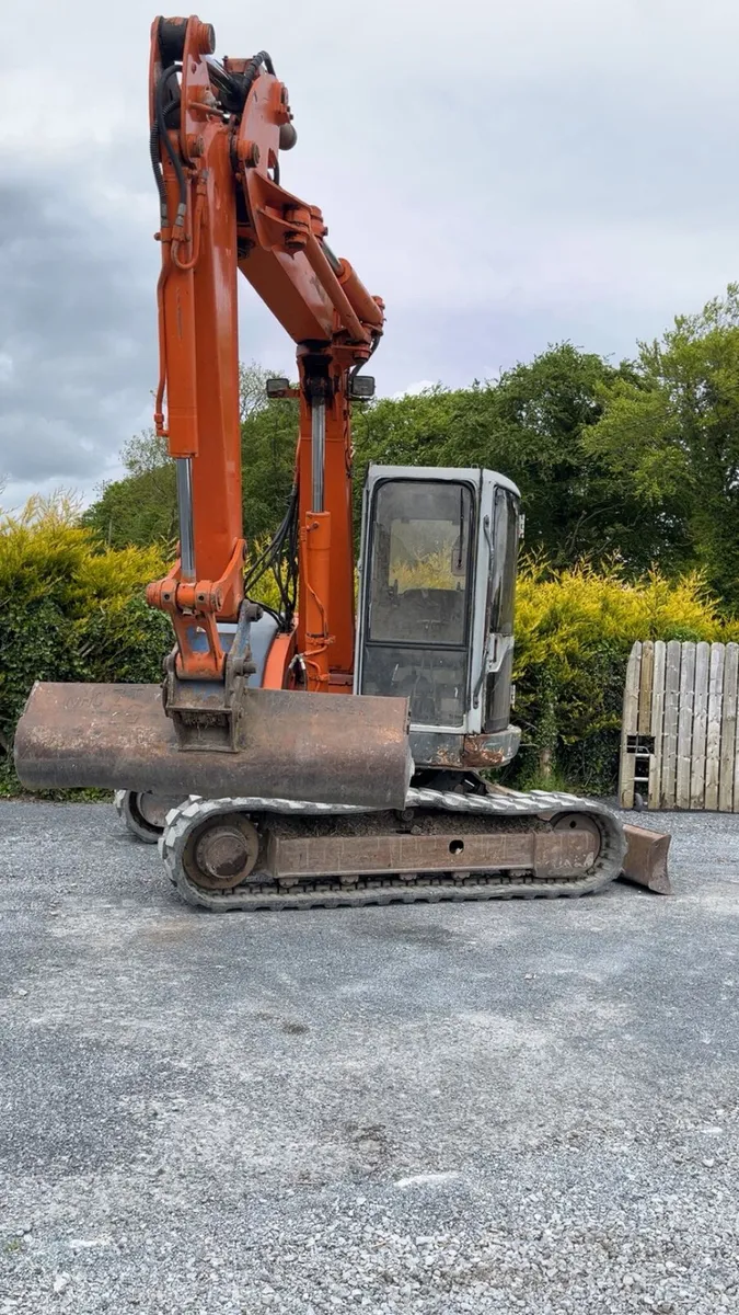 Hitachi ex75ur mini digger - Image 2