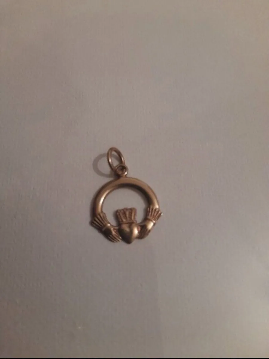 9ct Claddagh pendant - Image 1