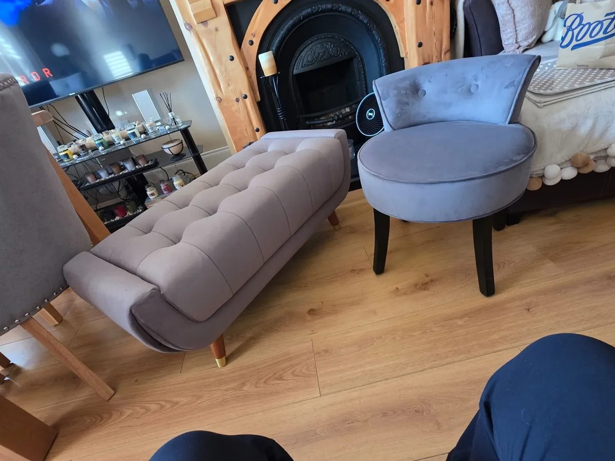 Table and chairs - Image 3