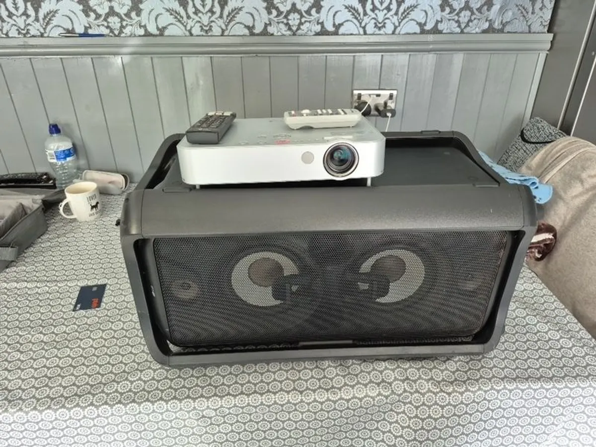 LG rk7 XBoom 550 watt Speaker and projector - Image 1