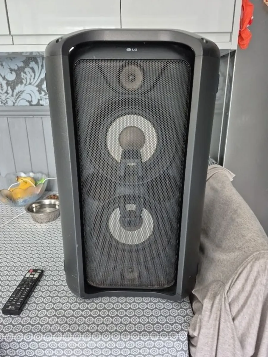 LG rk7 XBoom 550 watt Speaker and projector - Image 2