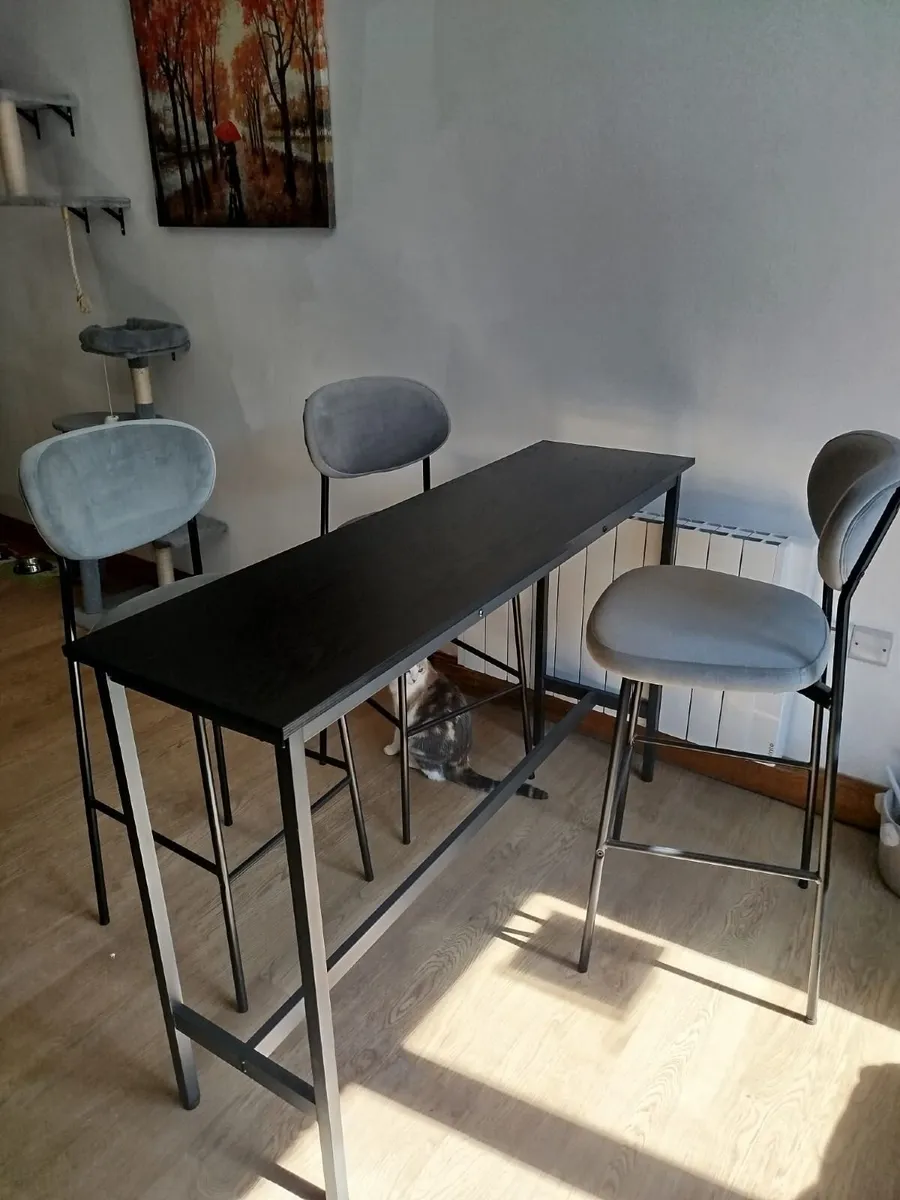 Barstool chairs and table - Image 1