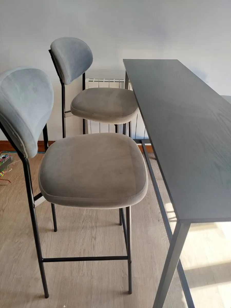 Barstool chairs and table - Image 2