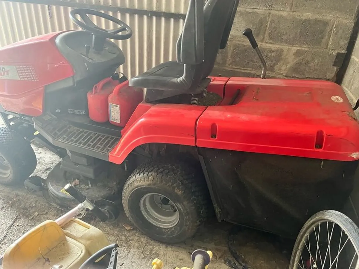 Ride on lawnmower - Image 1