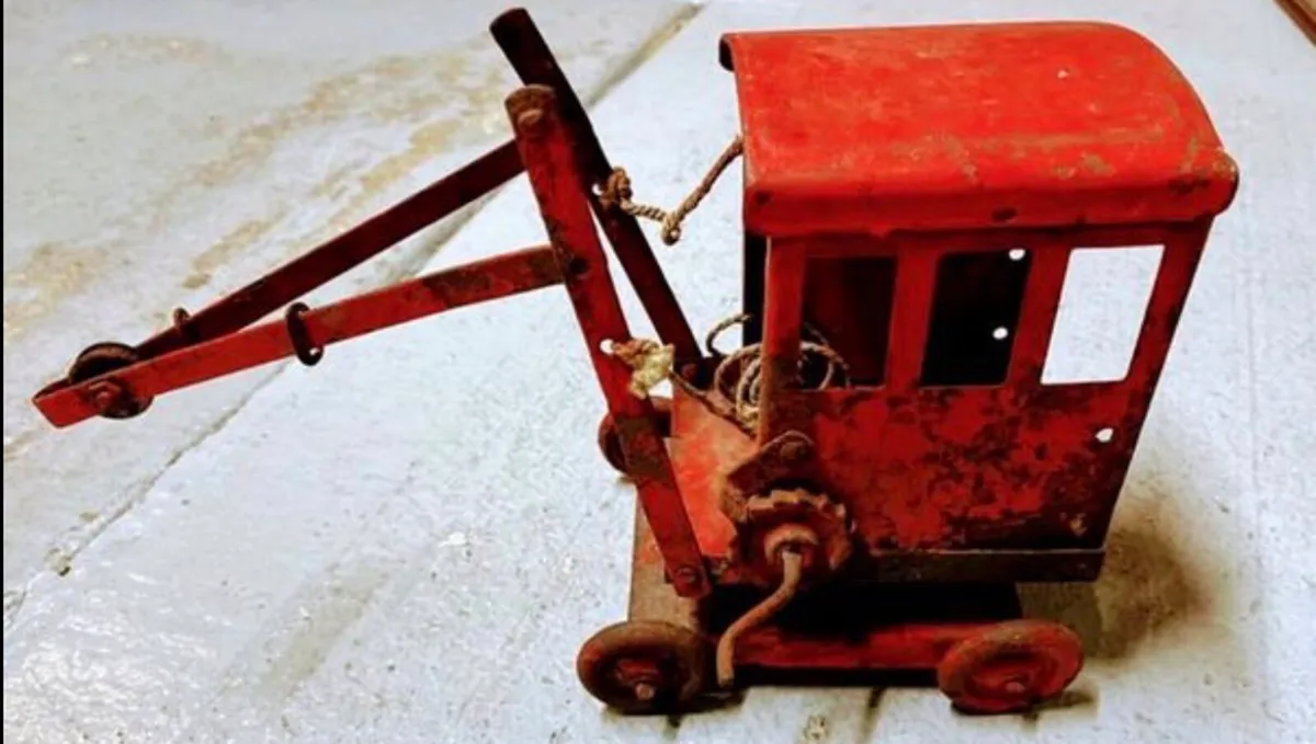 1930s Triang Metal Crane - Image 1