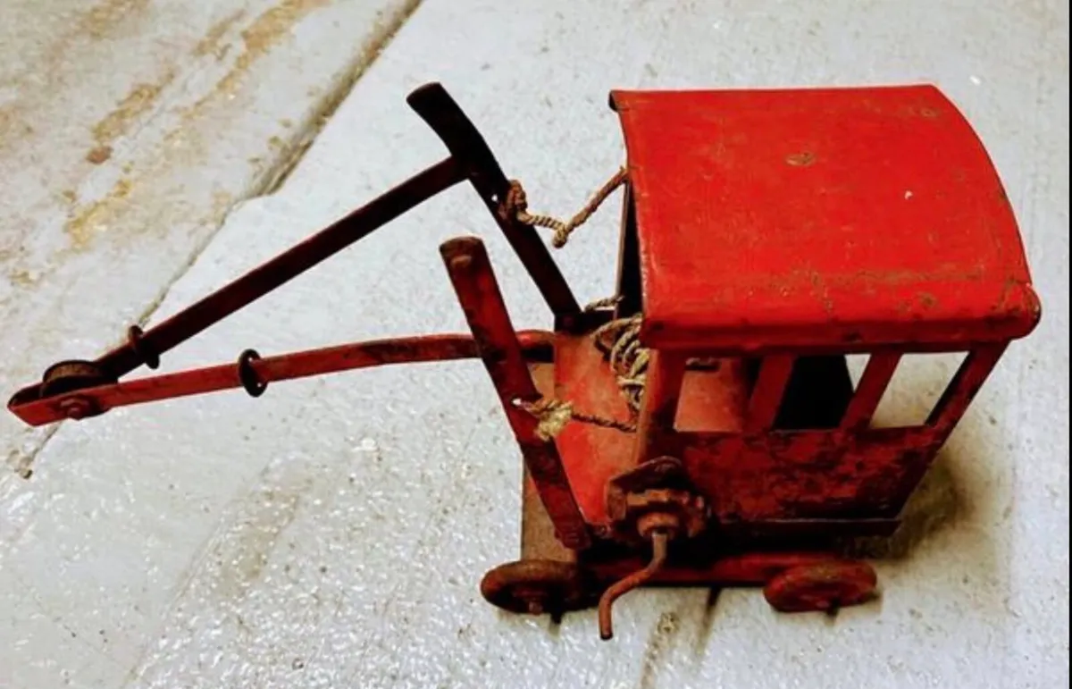 1930s Triang Metal Crane - Image 2