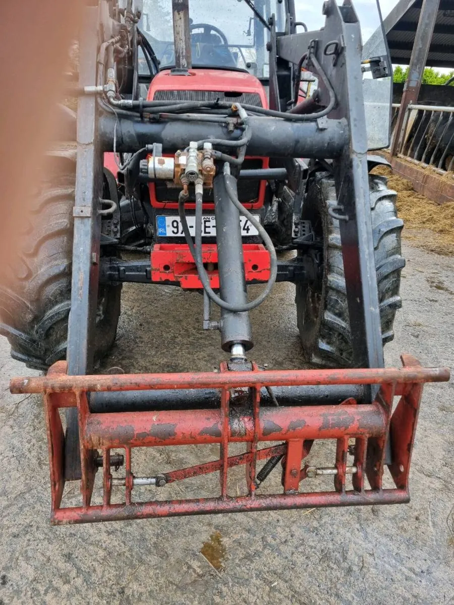 Front loader/ and also quickie brackets - Image 3