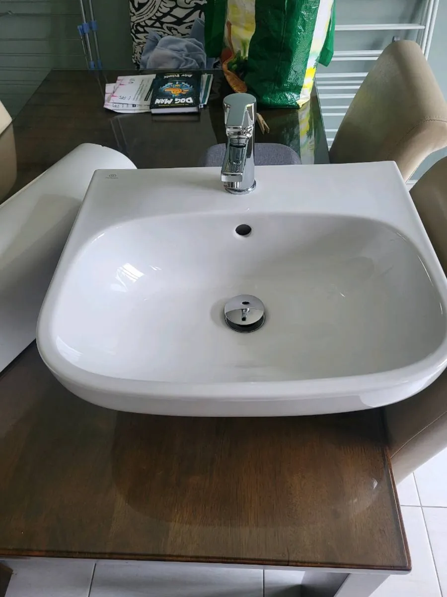 Bathroom sink - Image 1