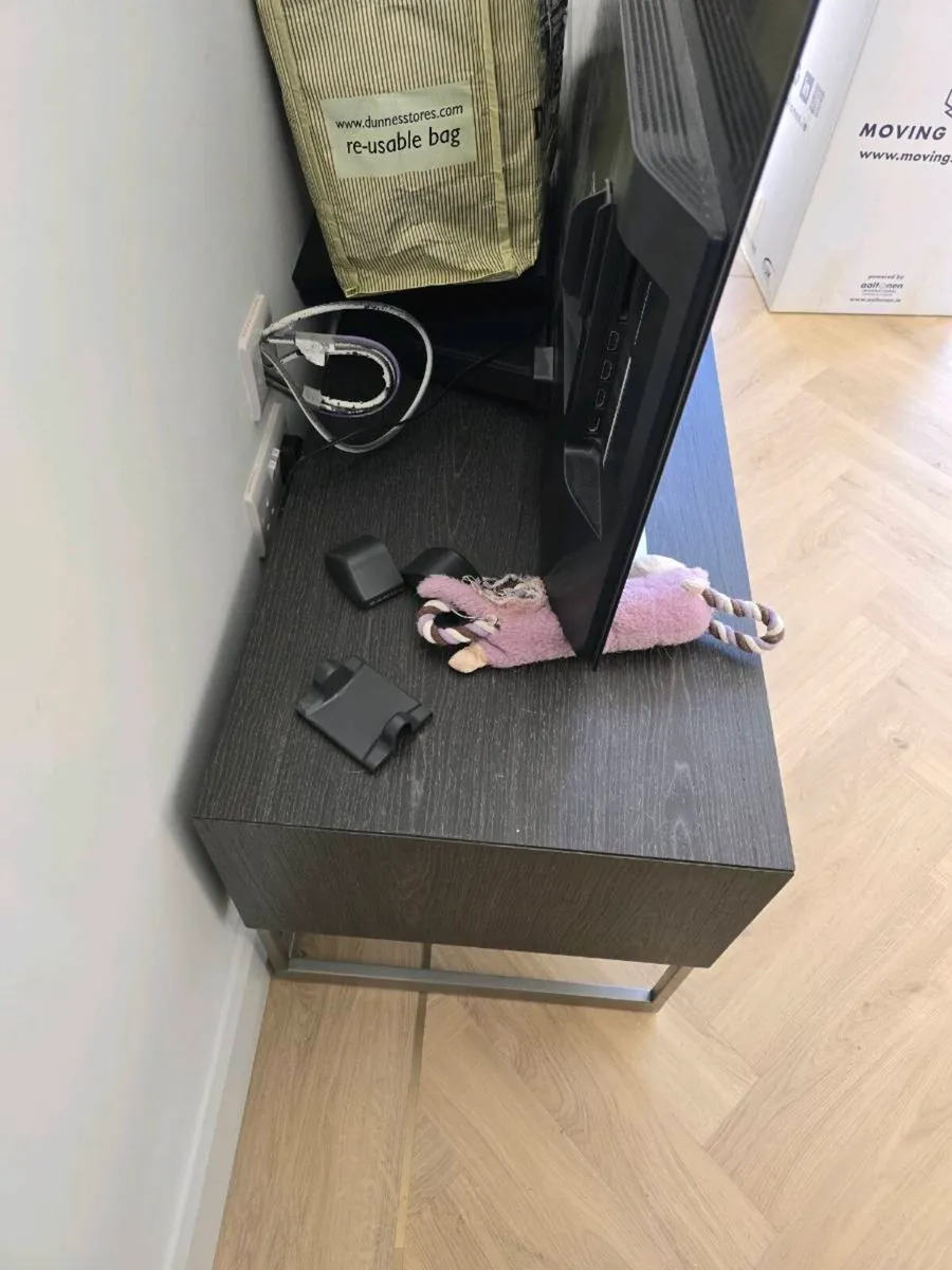 TV table and console - Image 3