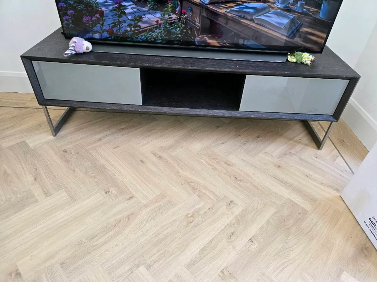 TV table and console - Image 1