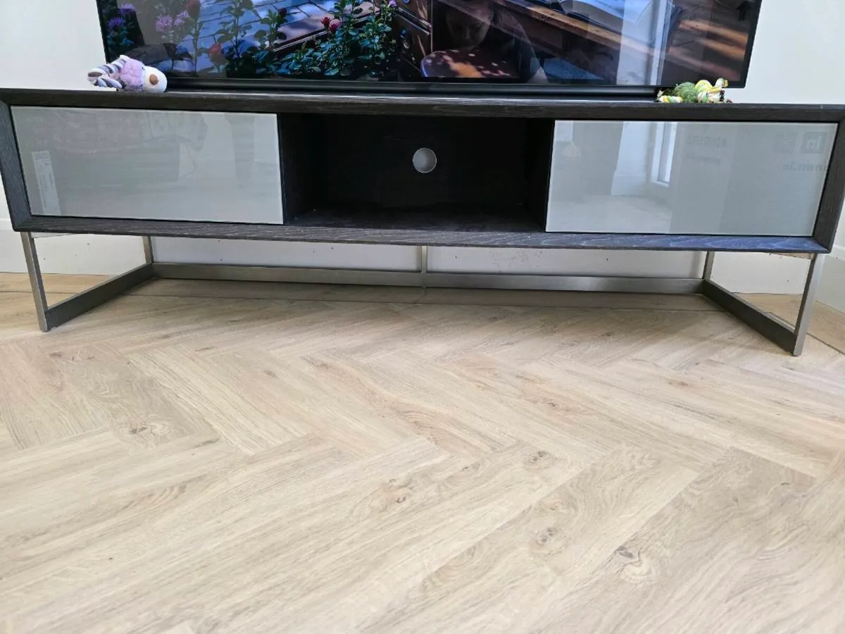 TV table and console - Image 2