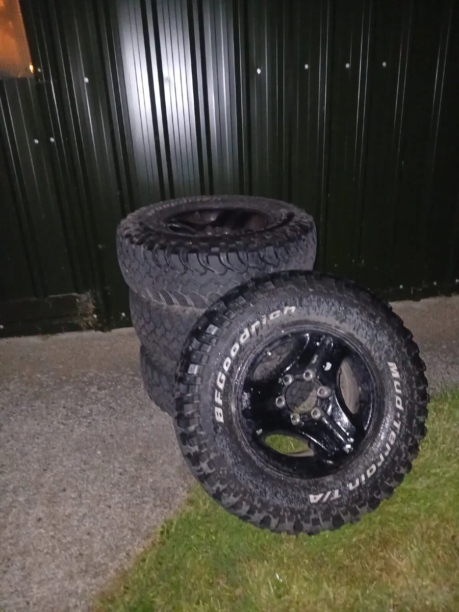 Jeep Rollbar & 4 mud terrain wheels with new tyres - Image 2
