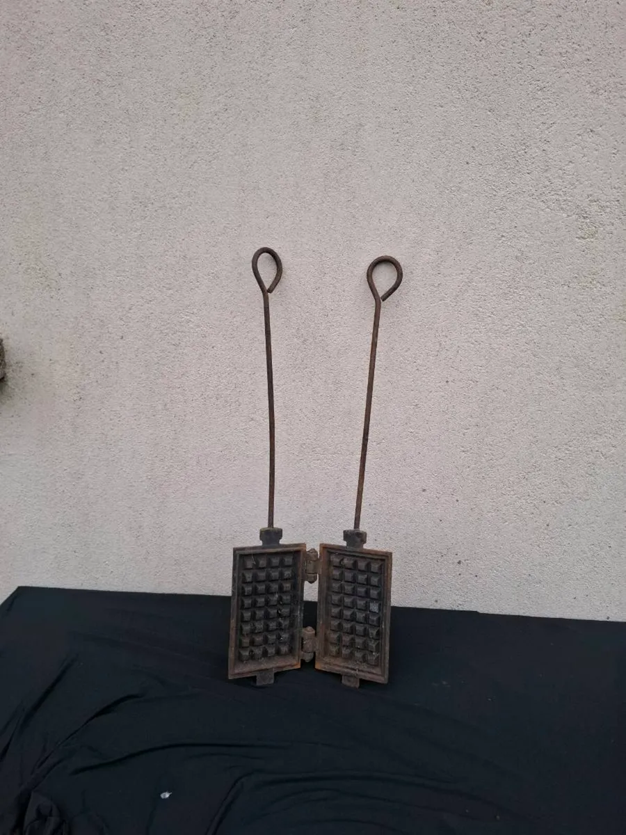 Old metallic waffles maker postage possible - Image 1