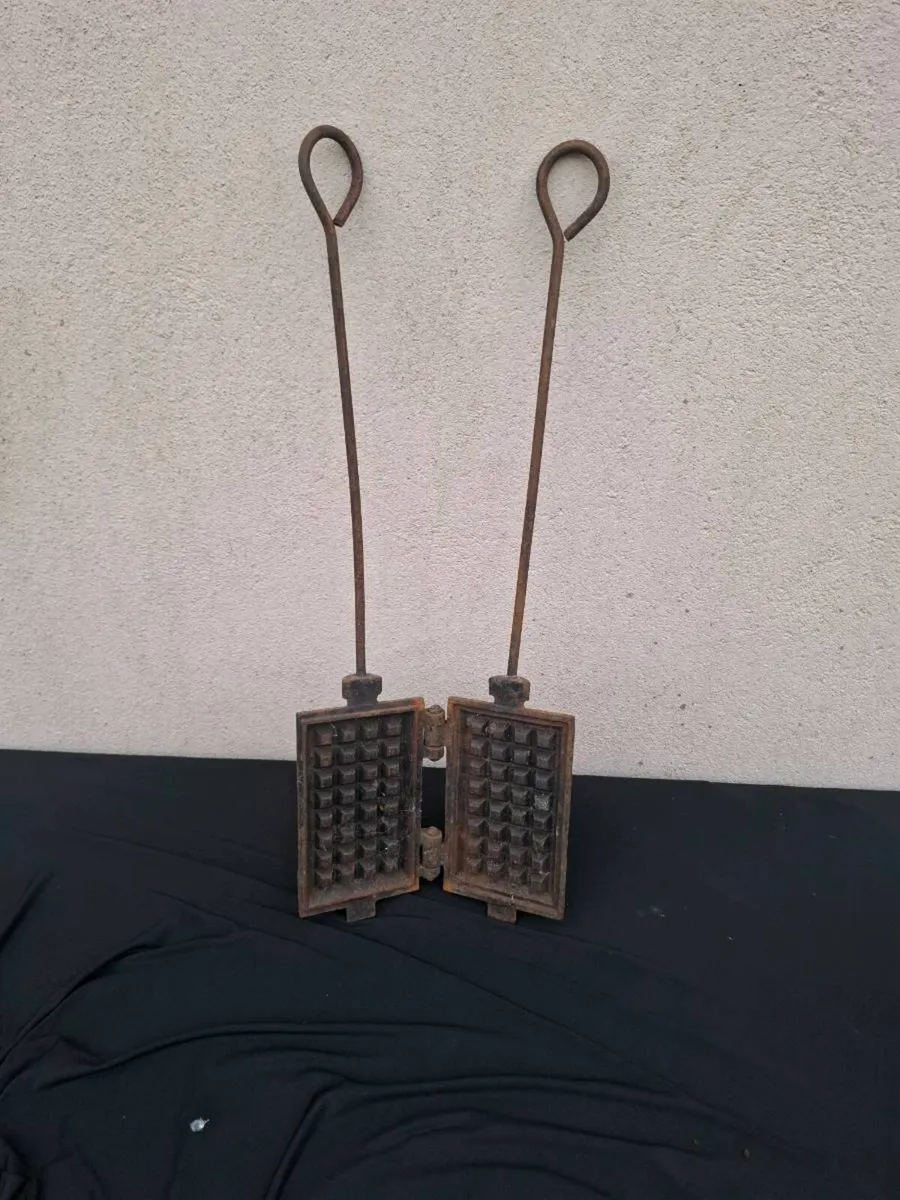 Old metallic waffles maker postage possible - Image 2