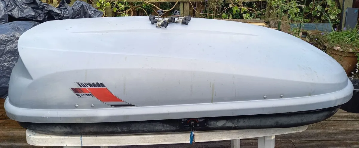 Car roof box - Image 1