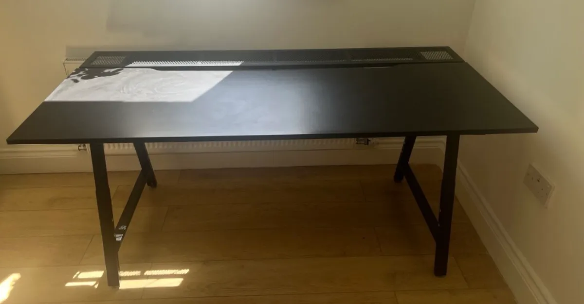 Large desk - Image 1