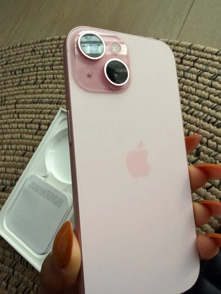iphone 15- good as new with no scratches & with new phone accessories - Image 3