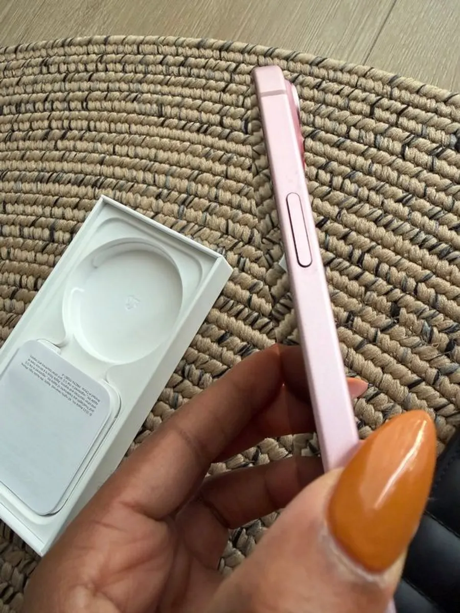iphone 15- good as new with no scratches & with new phone accessories - Image 4