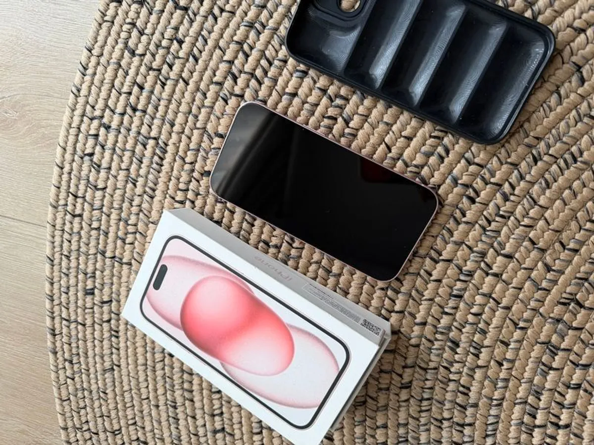 iphone 15- good as new with no scratches & with new phone accessories - Image 1
