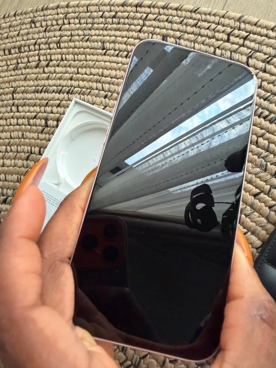iphone 15- good as new with no scratches & with new phone accessories - Image 2