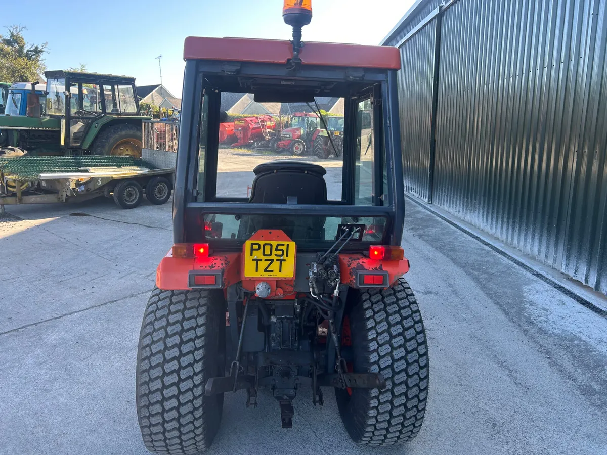 Kubota ST30 Compact Tractor - Image 4
