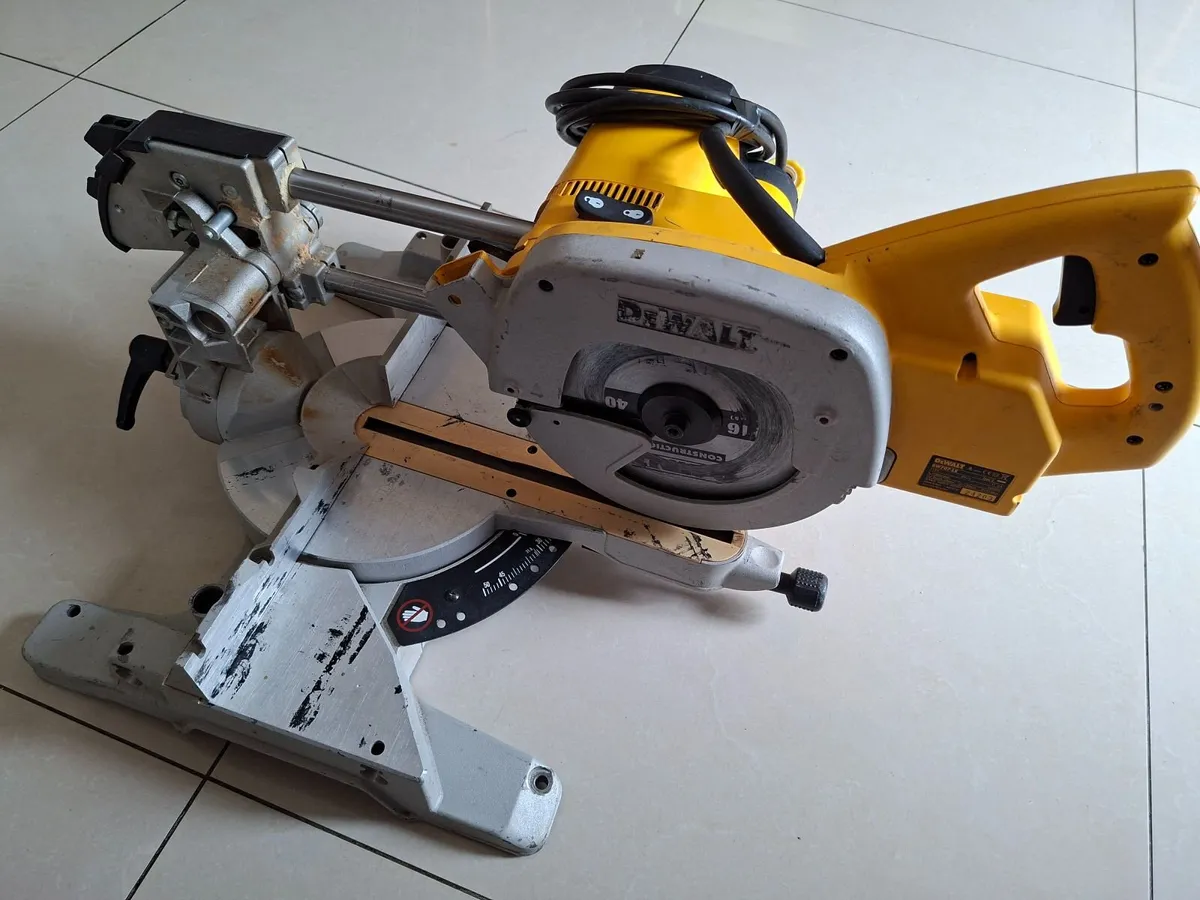 Dewalt DW707-LX 216mm Mitre Saw 110v - Image 4
