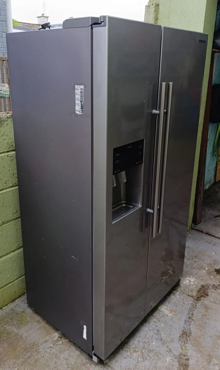 Samsung American-Style Fridge Freezer - Image 1