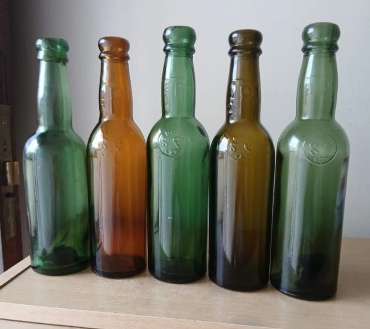 5 VINTAGE GUINNESS BOTTLES - Image 1