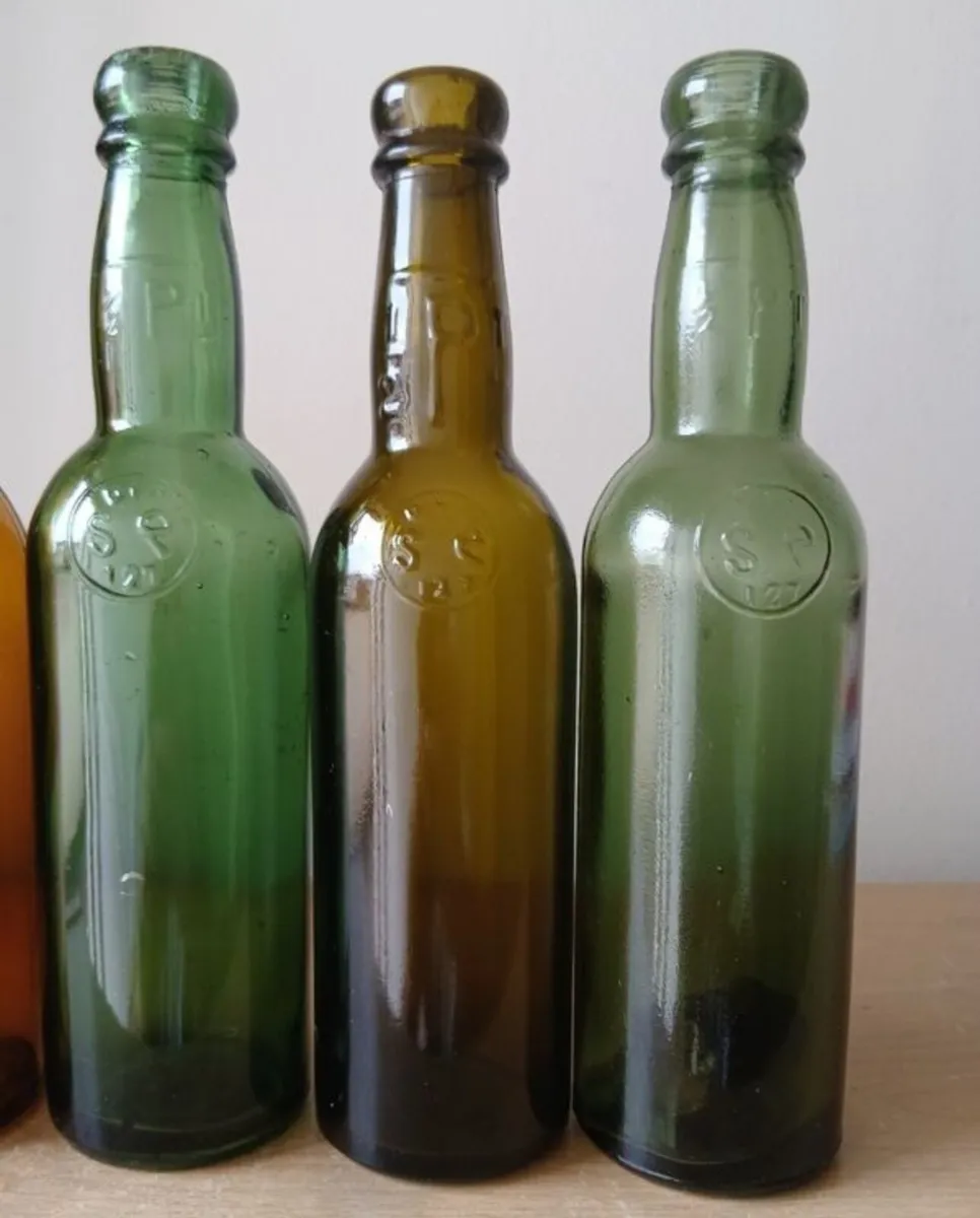 5 VINTAGE GUINNESS BOTTLES - Image 2