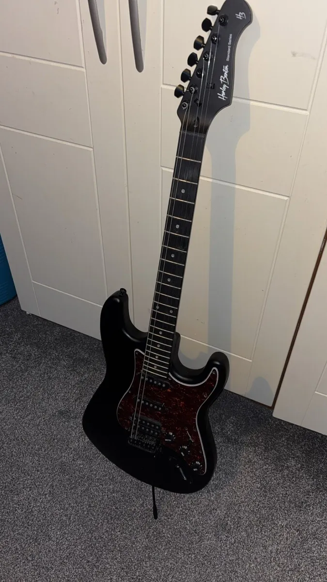 Harley Benton guitar bundle + pedal - Image 1