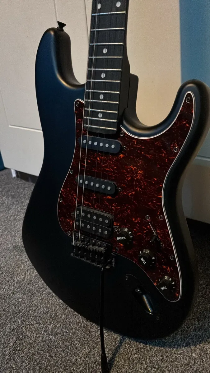 Harley Benton guitar bundle + pedal - Image 2