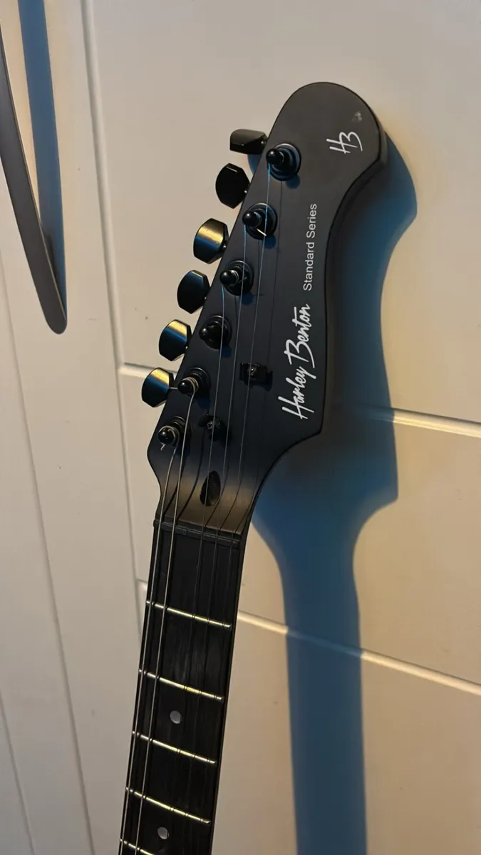 Harley Benton guitar bundle + pedal - Image 3