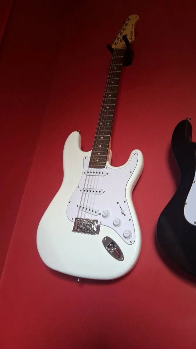 Harley Benton ST-20 electric guitar+20-hbr Amp - Image 1