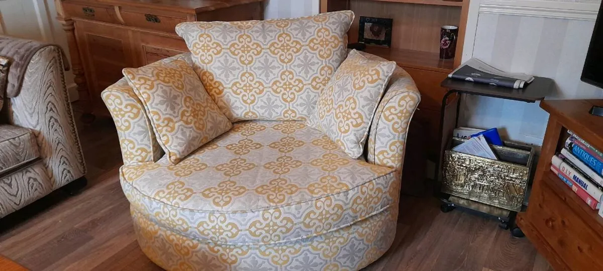 Swivel Chair. - Image 1