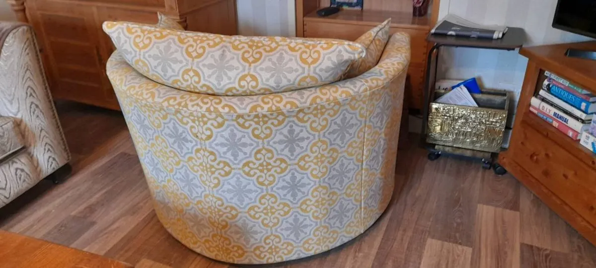 Swivel Chair. - Image 2