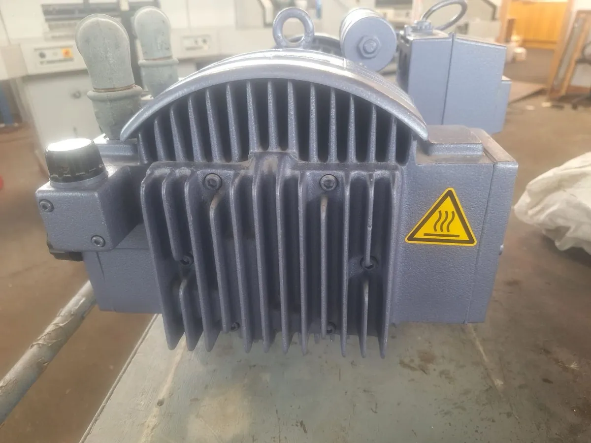 Air and vacuum pump - Image 2