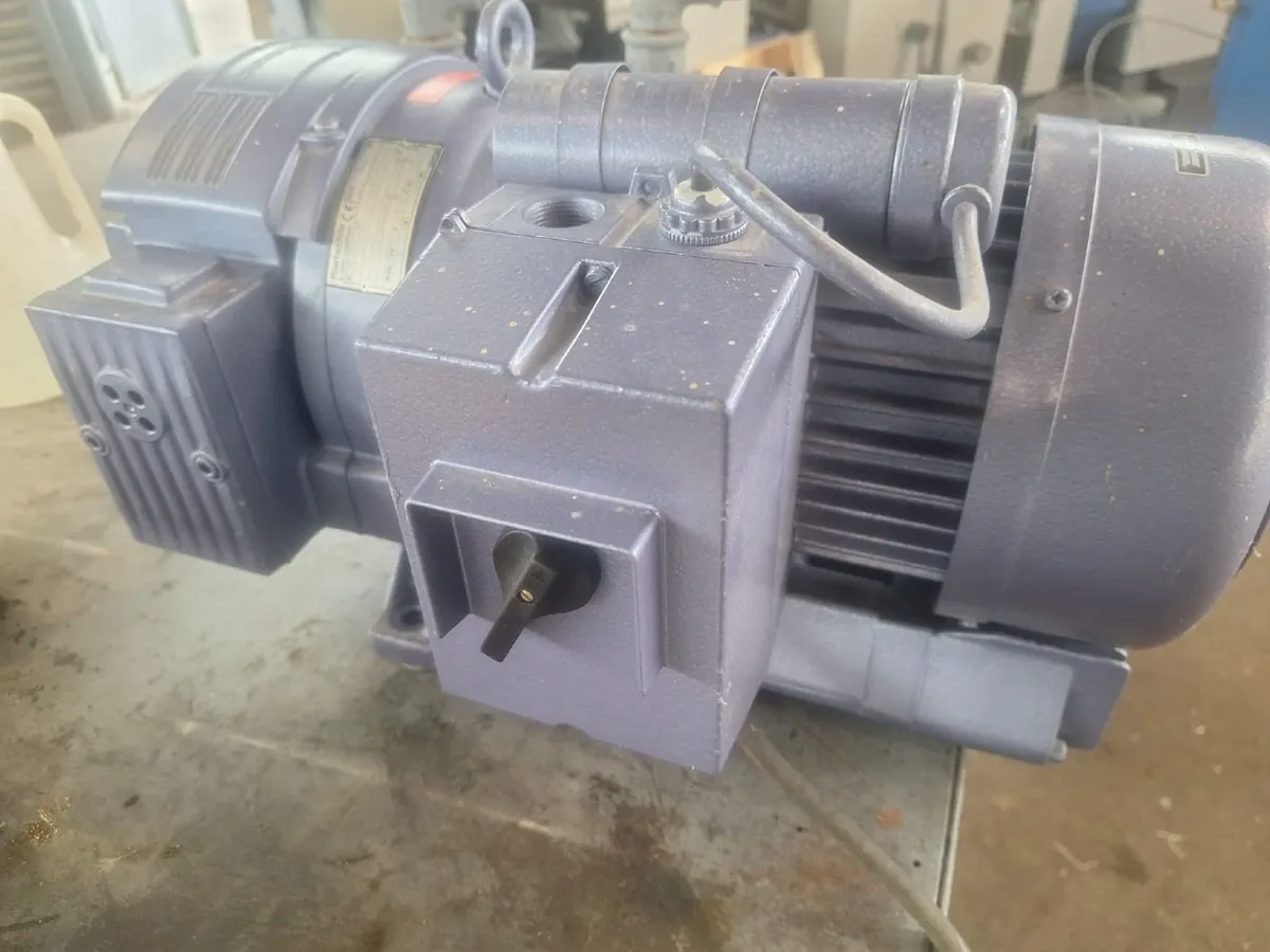 Air and vacuum pump - Image 1