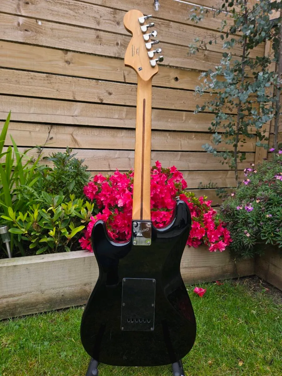 Squier Standard Series Stratocaster Black & Chrome - Image 2