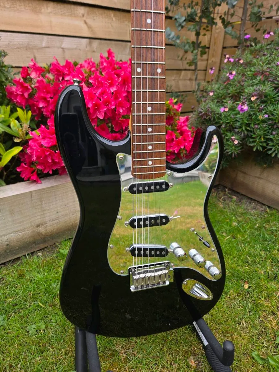 Squier Standard Series Stratocaster Black & Chrome - Image 3
