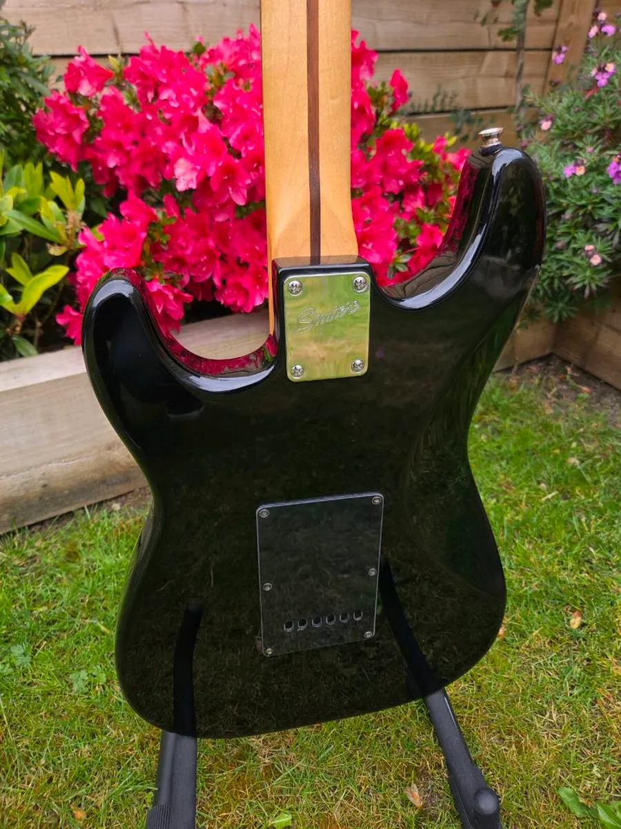 Squier Standard Series Stratocaster Black & Chrome - Image 4