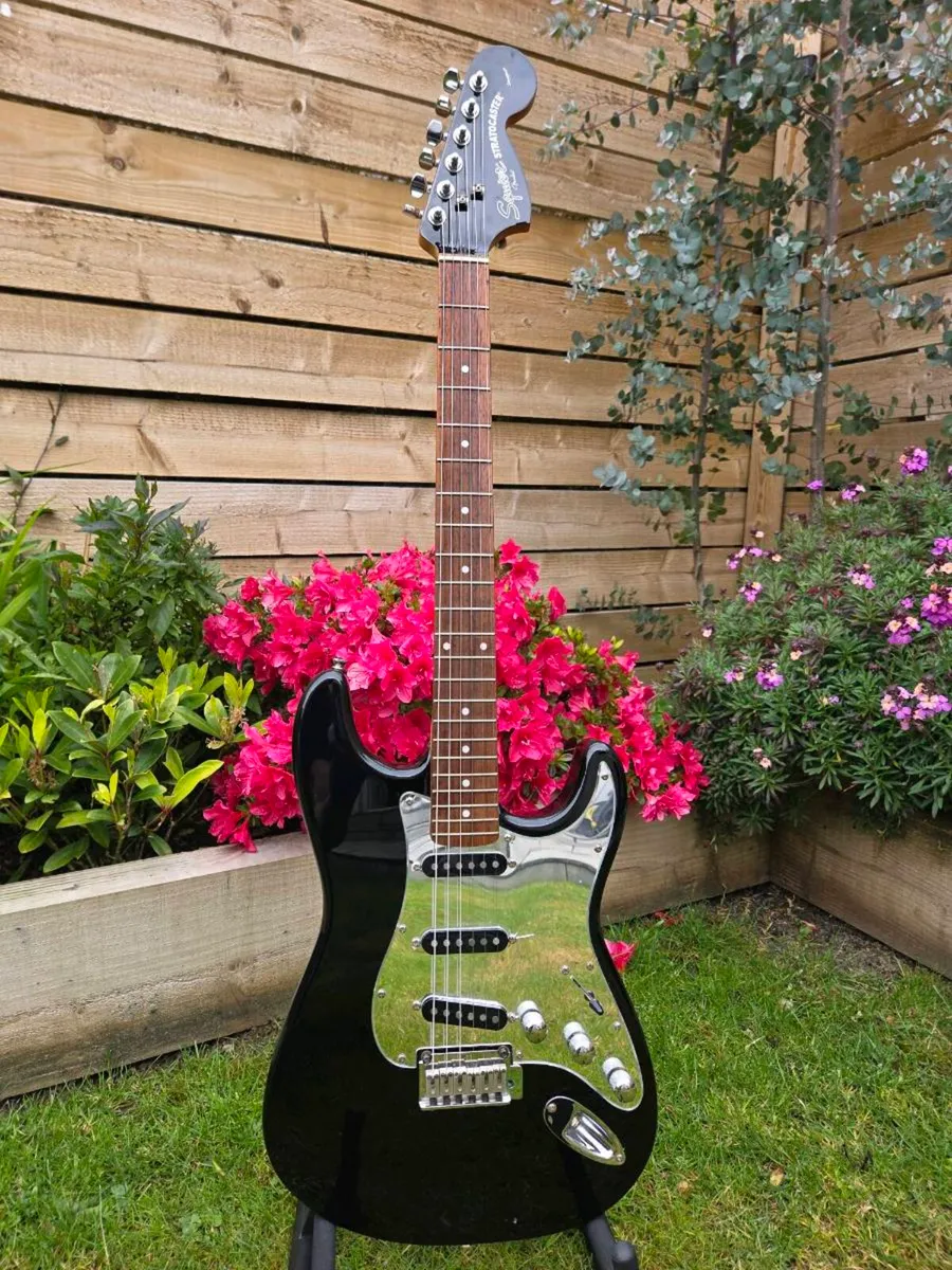 Squier Standard Series Stratocaster Black & Chrome - Image 1