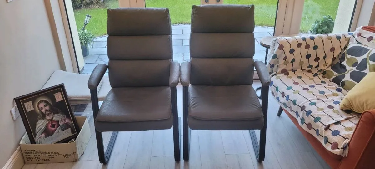 Set of chairs - Image 1