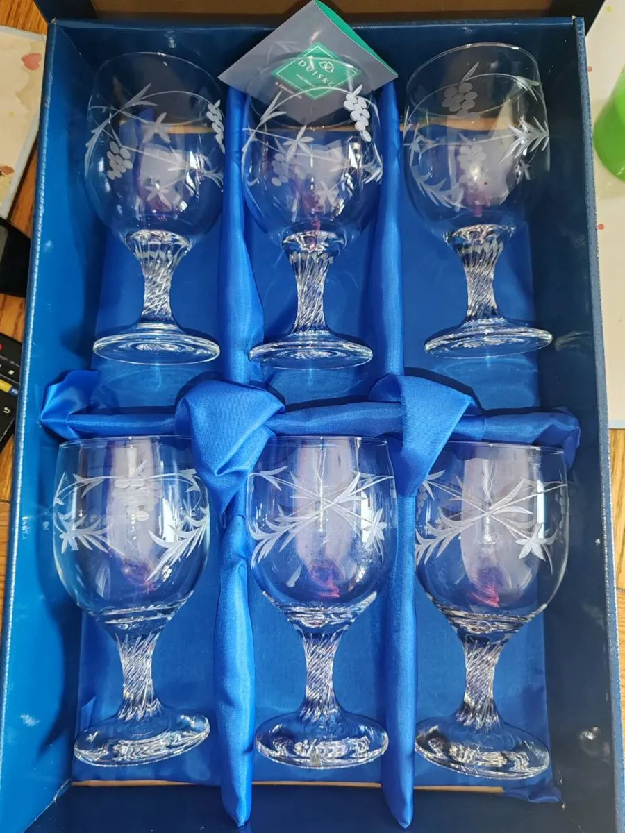 Duiske Handcut Grape& Vine Set of 6 Wine Glasses - Image 1