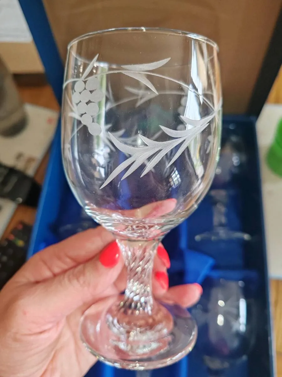 Duiske Handcut Grape& Vine Set of 6 Wine Glasses - Image 2
