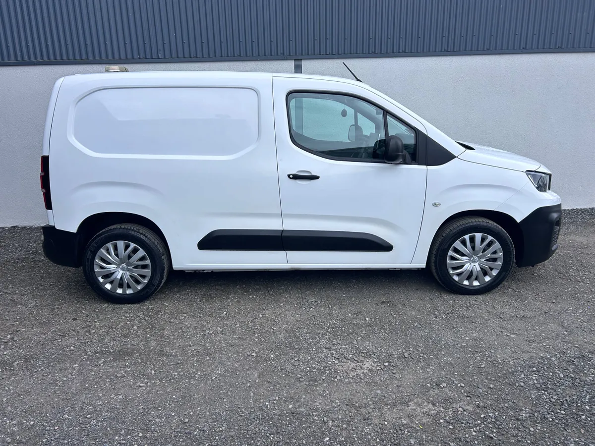 202 Peugeot Partner only 29’000 kms! - Image 3