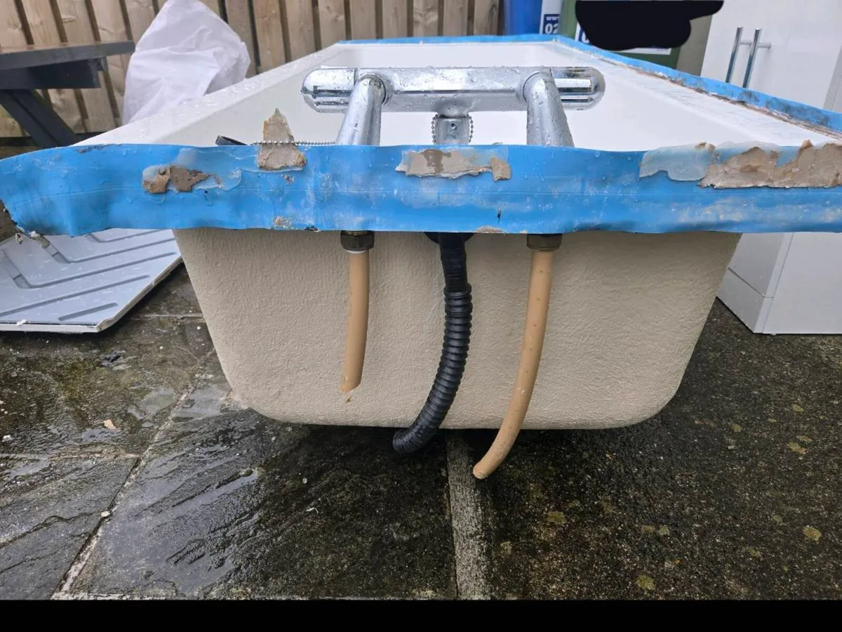Bath Tub and sink - Image 3